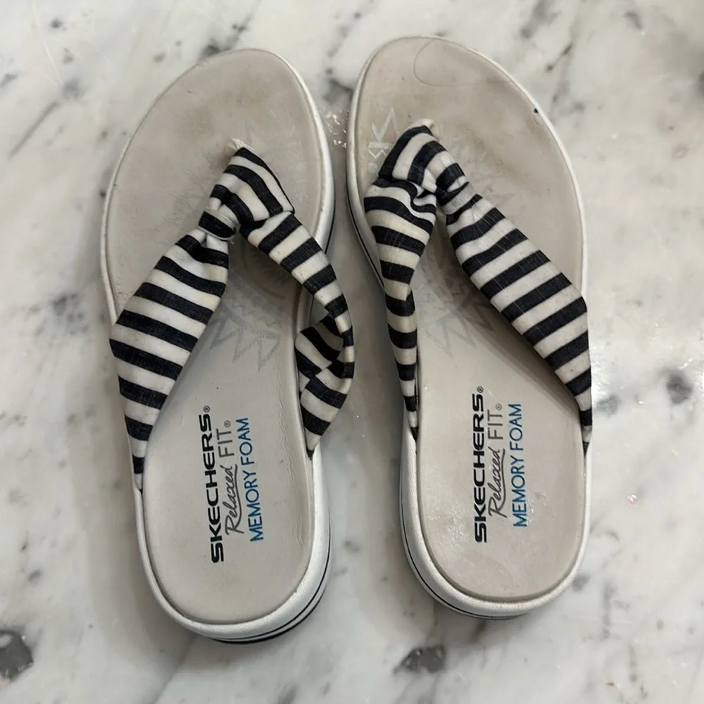 Sketchers Upgrade thong sandal nautical stripe EUC size 6 navy white